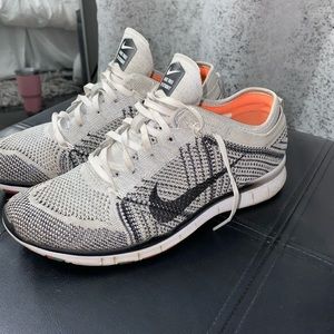 Nike Women’s Size 7 Flynit Sneaker